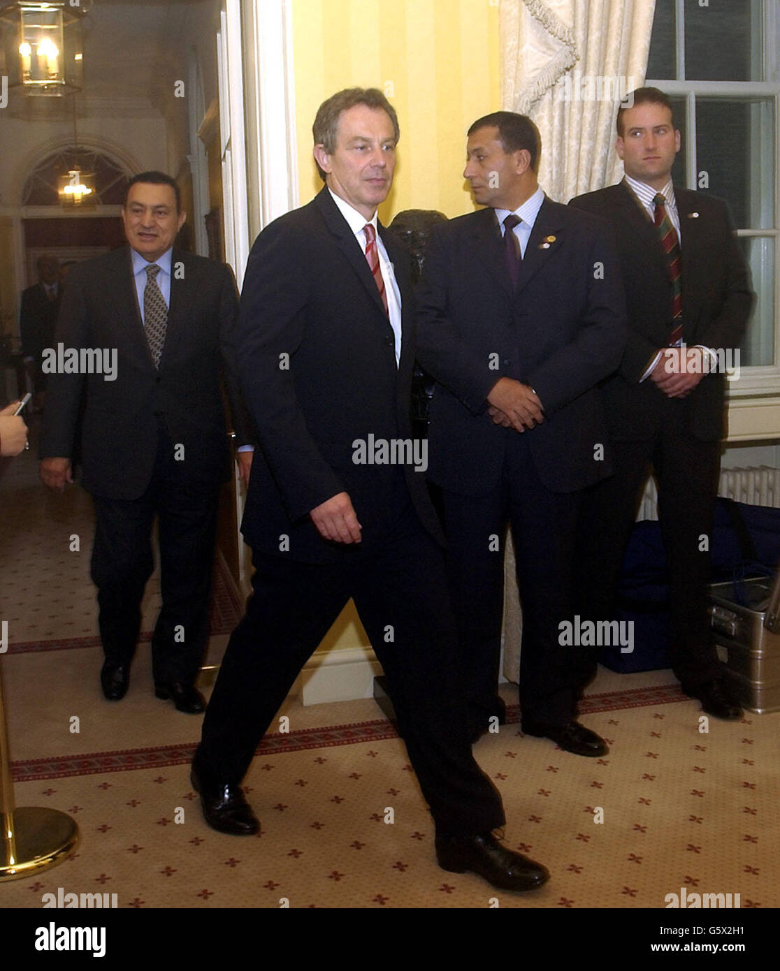 Le Premier ministre Tony Blair (au centre) rencontre le Président Moubarak d'Égypte (à gauche) au numéro 10 Downing Street, Londres. M. Blair a eu des entretiens avec le président égyptien Hosni Moubarak pour discuter des moyens de relancer un nouveau processus de paix au Moyen-Orient. *.., disant qu'il était important de mettre en place un processus politique pour mettre fin au cycle de violence qui saisit la région. Banque D'Images