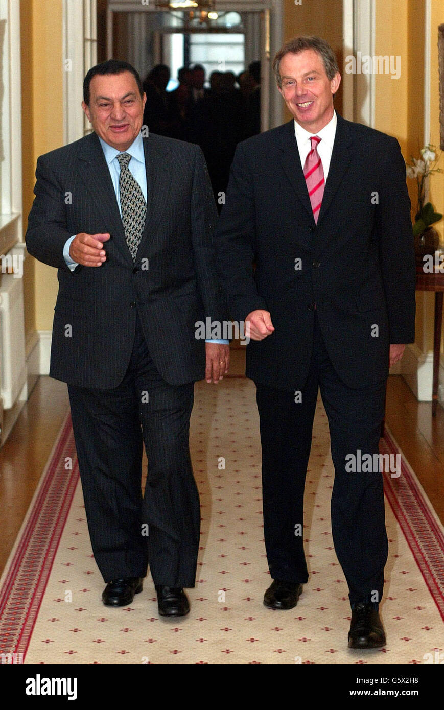 Le Premier ministre Tony Blair (à droite) rencontre le président égyptien Moubarak au numéro 10 Downing Street, à Londres. M. Blair a eu des entretiens avec le président égyptien Hosni Moubarak pour discuter des moyens de relancer un nouveau processus de paix au Moyen-Orient. * ... disant qu'il était important d'avoir un processus politique en cours pour mettre fin au cycle de la violence qui saisit la région. Banque D'Images
