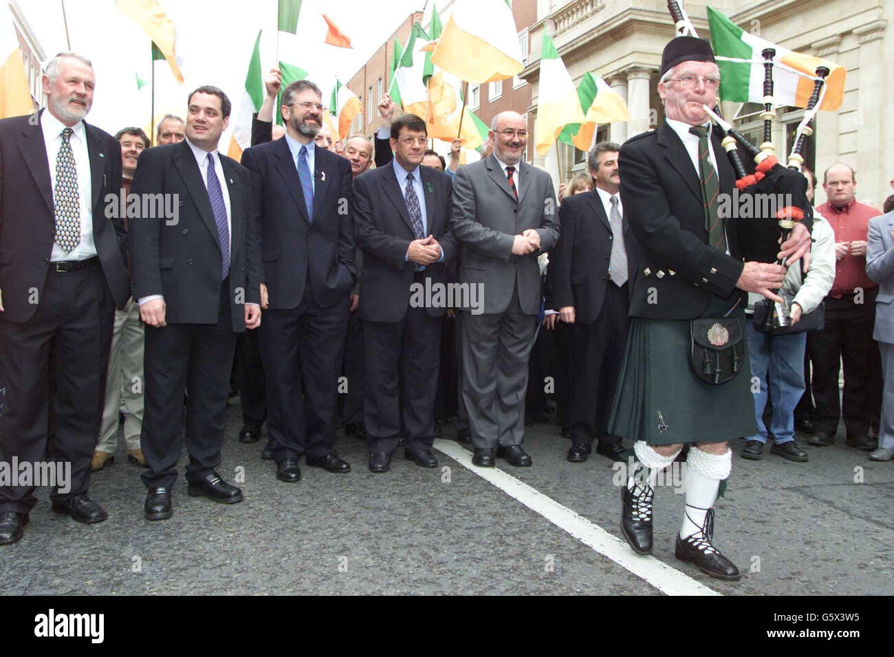 Sinn Fein délégation (de L à R), Martin Ferris, Angus O'nodaigh, Gerry Adams, Pat Doherty,Caoimhin O'Caolain, Arthur Morgan arrivant à Dail, Dublin, Irlande, où l'ancien ministre du Cabinet, le Dr Rory O'Hanlon.* ... père de la star de télévision Ardal O'Hanlon, a été choisi comme Ceann Comhairle (Président) du Parlement irlandais nouvellement élu.Le Dr O'Hanlon, qui succède au président sortant Seamus Pattison, a repris son nouveau poste peu après la première rencontre du nouveau Dail. Banque D'Images