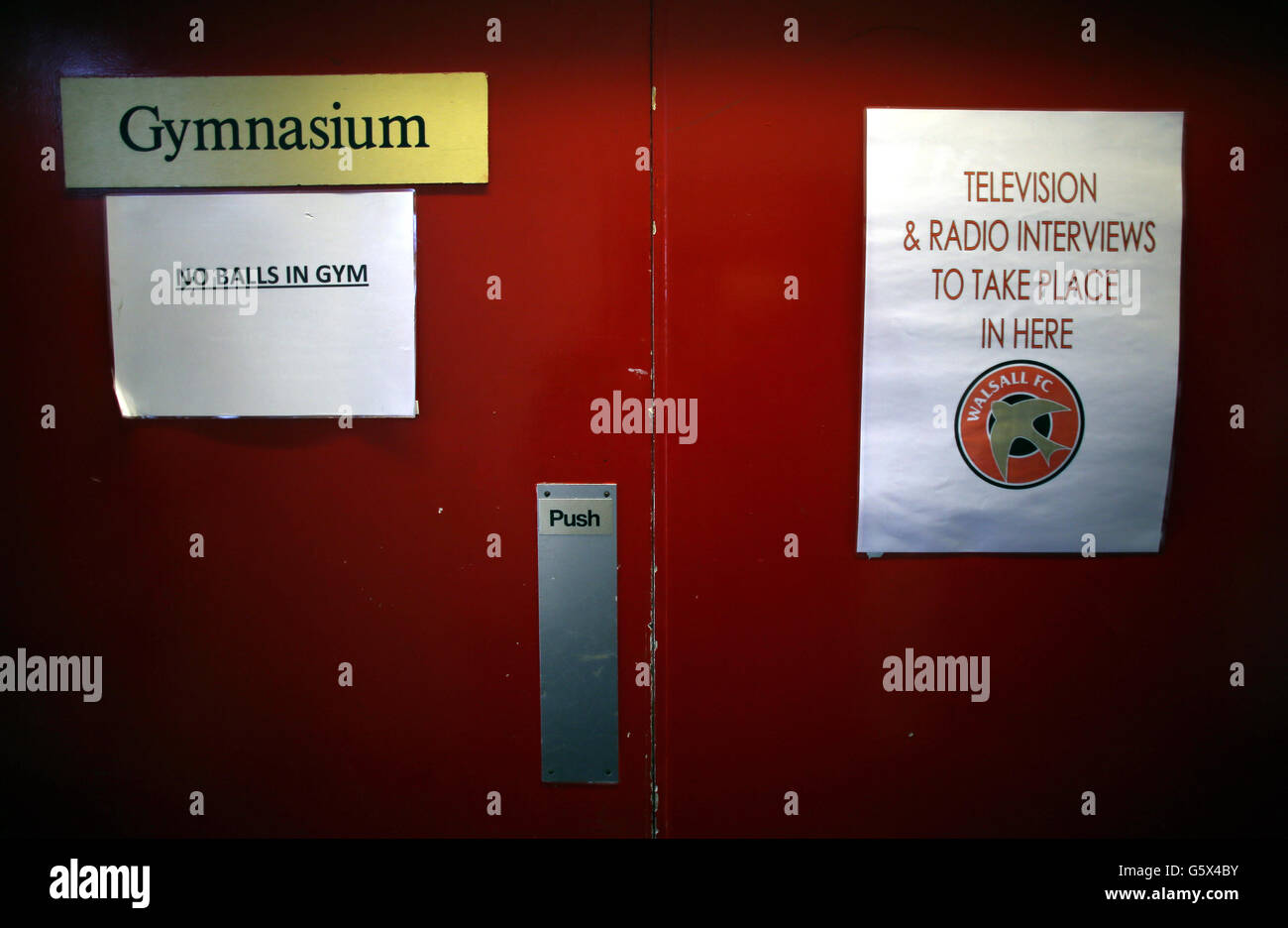 Signe les journalistes directs à la salle de conférence de presse de post-match pendant le match de npower football League One au stade des banques, Walsall. Banque D'Images