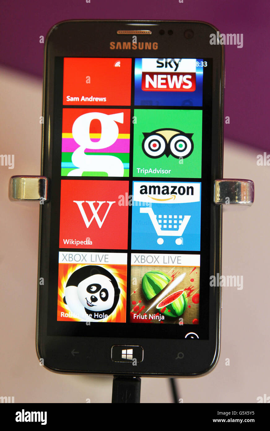Photo d'un téléphone Samsung exécutant des applications dans le système d'exploitation Windows Phone, présentée au siège de Microsoft Irlande à Dublin. Banque D'Images