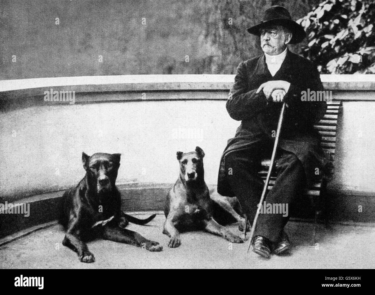 Bismarck, Otto von, 1.4.1815 - 30.7.1898, politicien allemand, retraite, avec ses mastiffs à Friedrichsruh, 6.7.1891, Banque D'Images