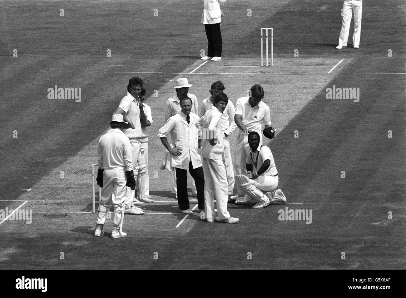Le batteur des West Indies Viv Richards (à droite) reçoit un pat sur la tête de Ian Botham, le All-Rounder anglais, pendant la deuxième journée du First Test Match à Edgbaston à Birmingham. Banque D'Images