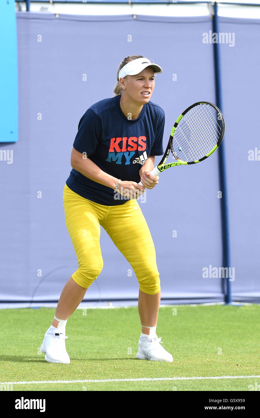 Caroline Wozniacki du Danemark se réchauffe ce matin à l'Aegon le tournoi international de tennis du Devonshire Park à Eastbourne UK . Le 21 juin 2016. Simon Dack / Images téléobjectif Banque D'Images