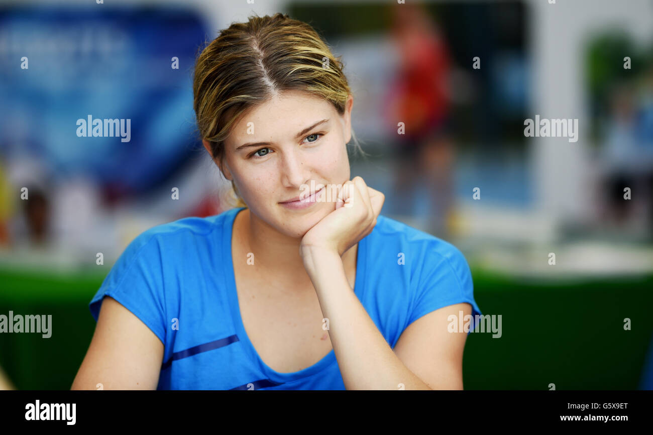 Eugénie Bouchard du Canada ressemble à l'ambiance détendue Aegon le tournoi international de tennis du Devonshire Park à Eastbourne. Le 21 juin 2016. Simon Dack / Images téléobjectif Banque D'Images