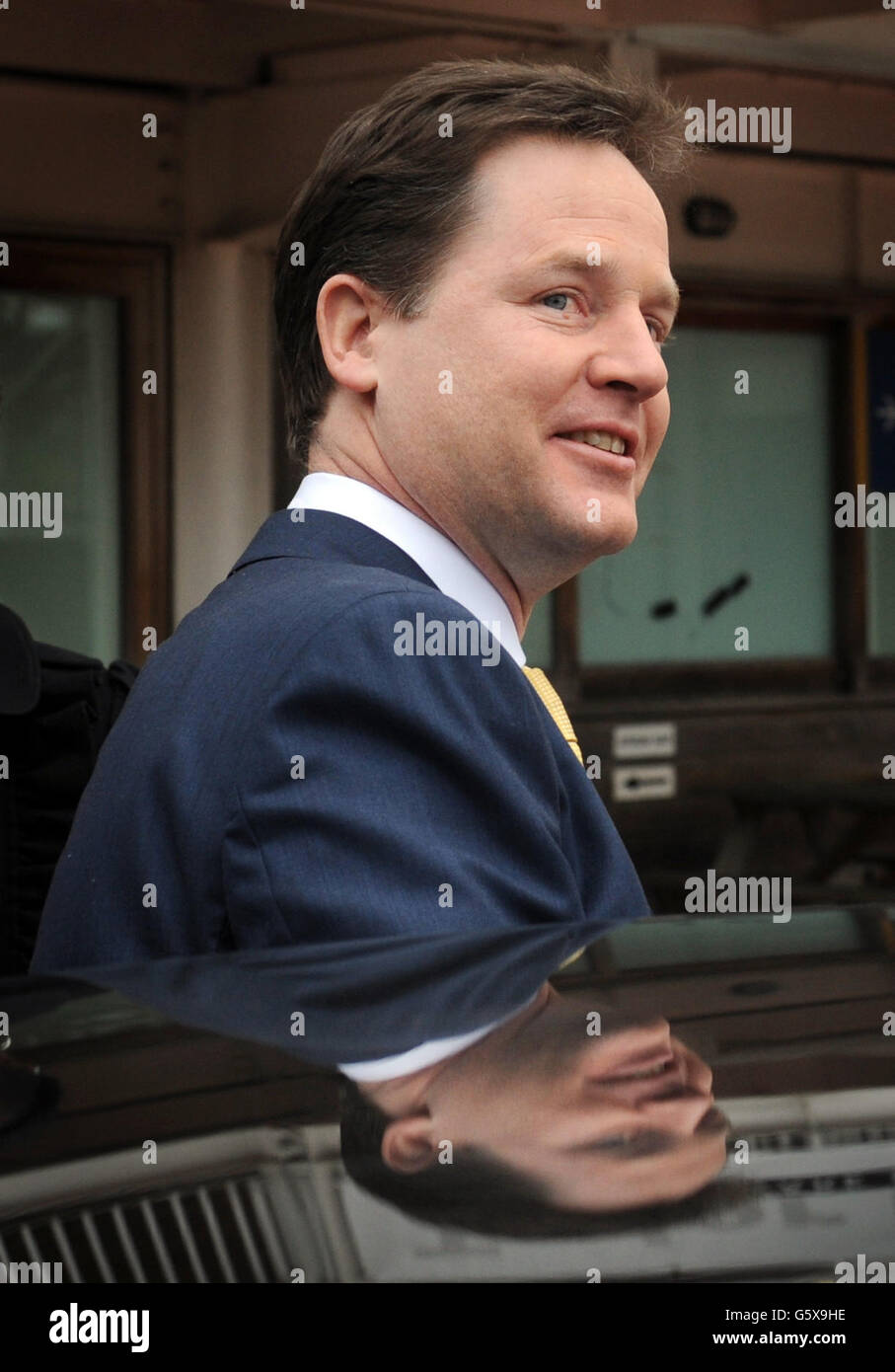 Nick Clegg, le dirigeant libéral démocrate, quitte l'Ageas Bowl, qui accueille le Hampshire Cricket Club après avoir félicité Mike Thornton pour avoir remporté l'élection partielle d'Eastleigh ce matin. Banque D'Images