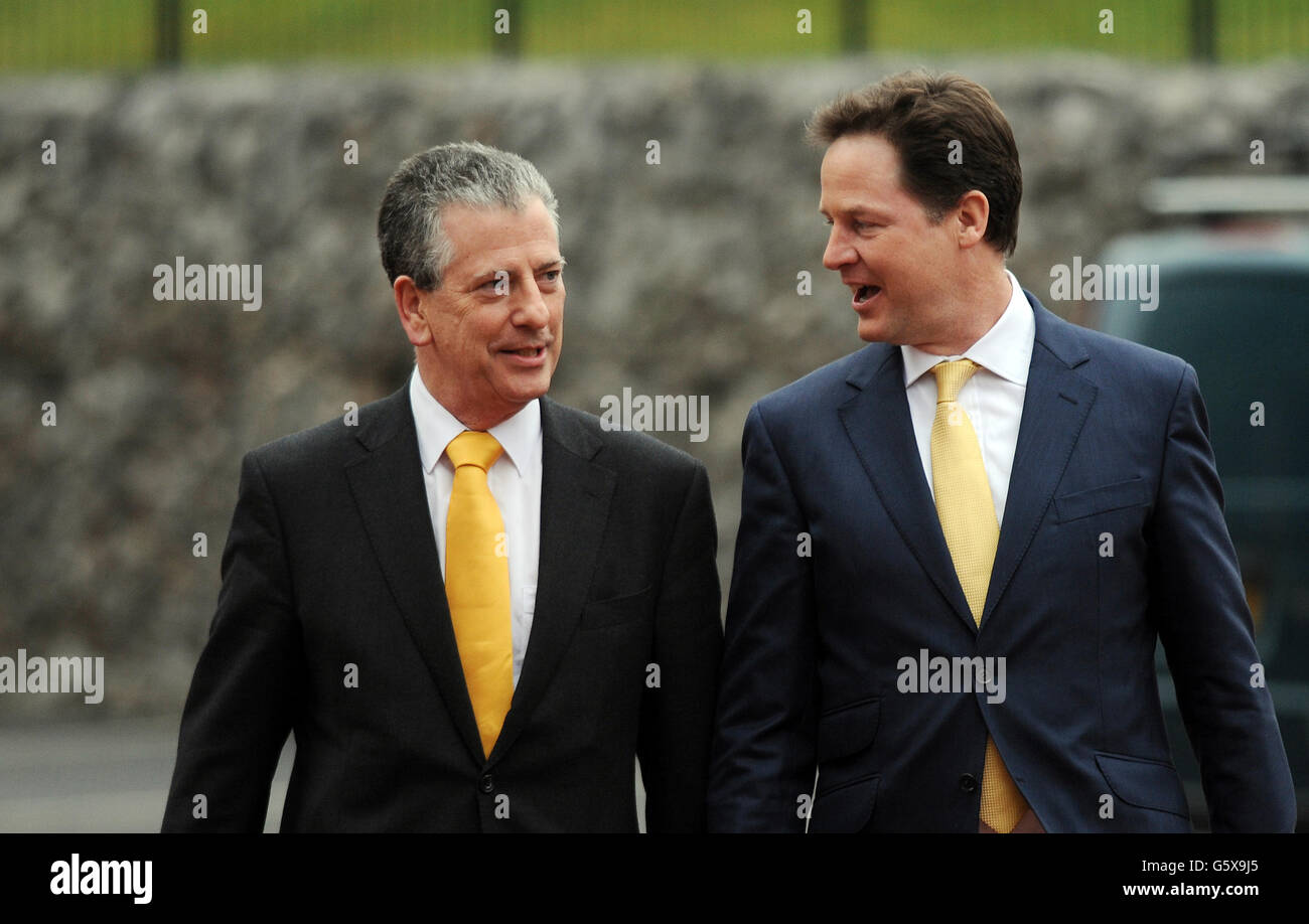 Nick Clegg, le dirigeant libéral démocrate, félicite Mike Thornton pour avoir remporté l'élection partielle d'Eastleigh ce matin, lors d'un tour du terrain à l'Ageas Bowl, où se trouve le Hampshire Cricket Club. Banque D'Images