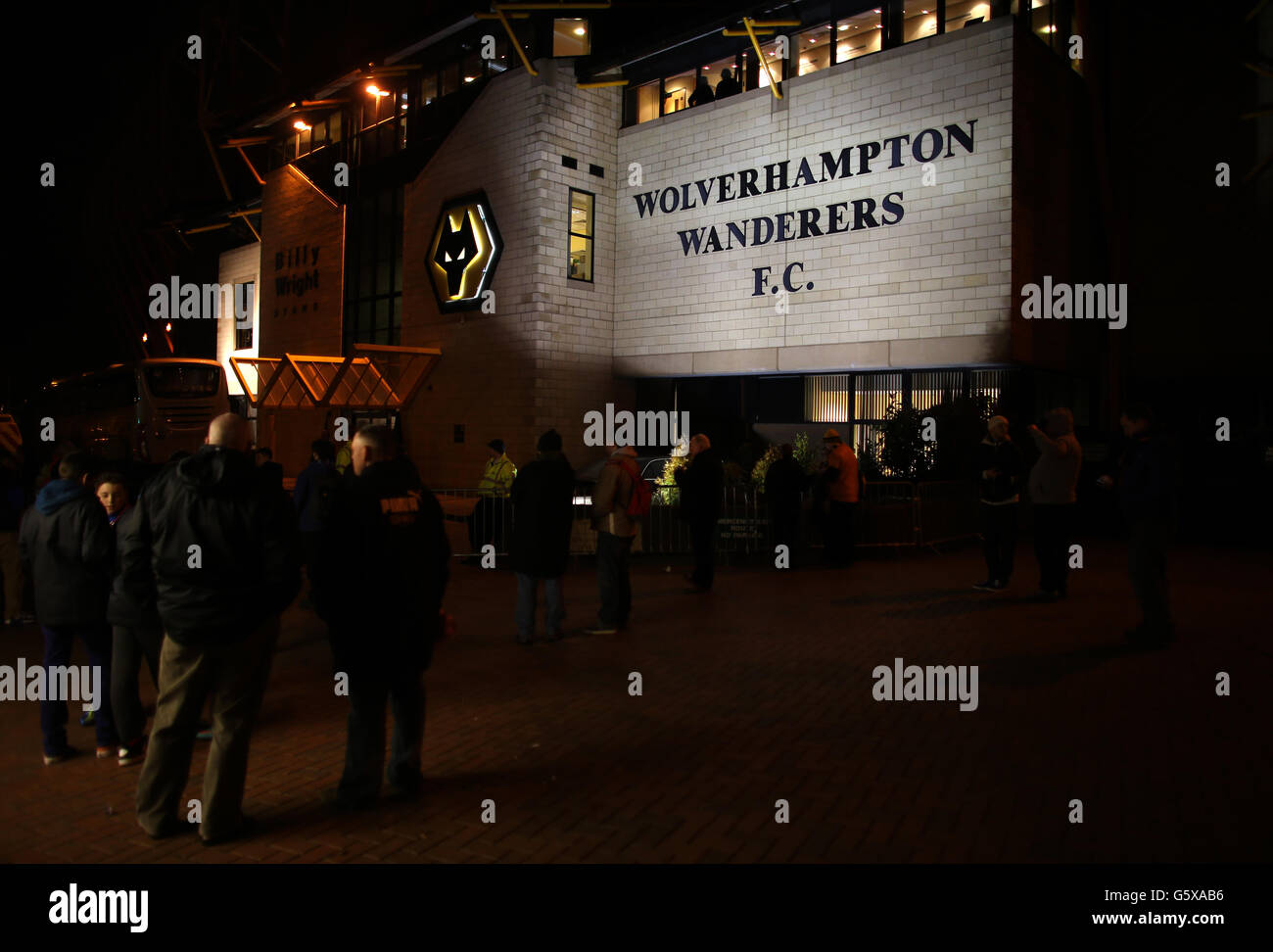 Les fans se mêlent devant Molineux avant le match de championnat de la npower football League à Molineux, Wolverhampton. Banque D'Images