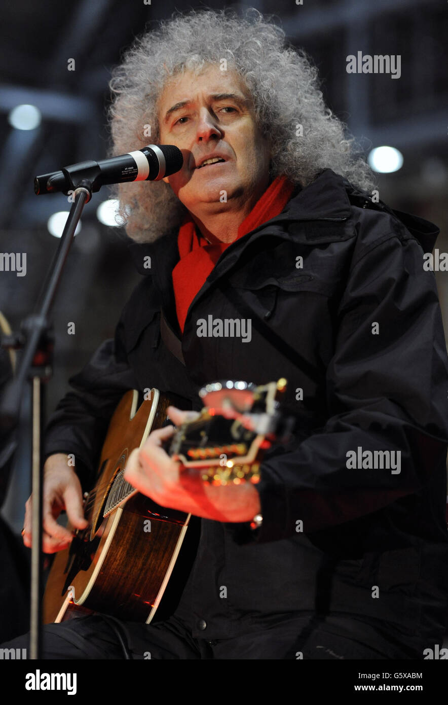 Brian May se produit à la gare internationale de St. Pancras, à Londres, pour le lancement de Tiger Tracks, une initiative de sensibilisation créée par la Born Free Foundation et l'Environmental Investigation Agency. Banque D'Images