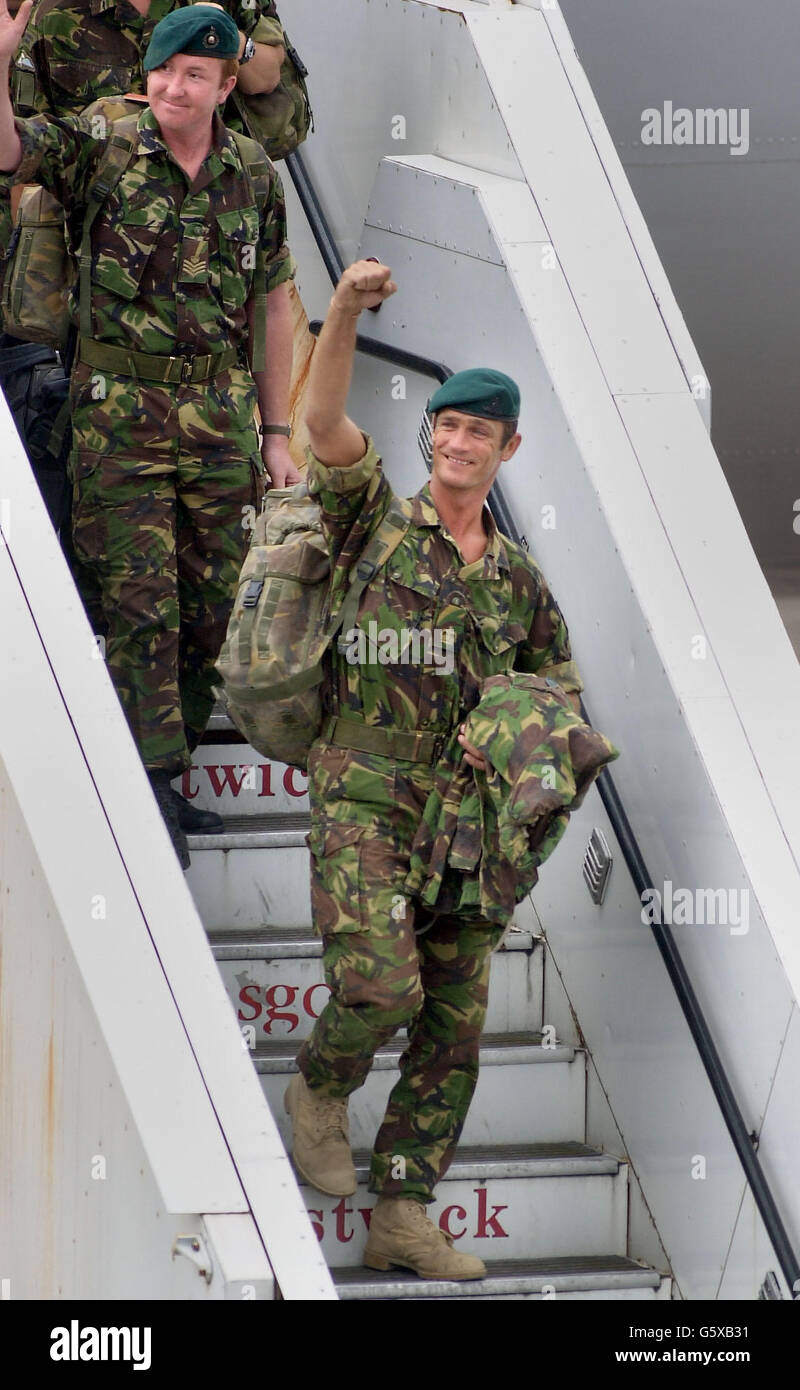 Un Royal Marine Commando frappe l'air lorsqu'il revient de l'Afghanistan à l'aéroport de Prestwick. * 5/7/02: Les premières marines britanniques à retourner d'Afghanistan ont été de retour à la vie normale après trois mois de suivi des forces d'Al Qaida. Les 340 soldats du 45 Commando, basés à Arbroath, Angus, sont rentrés en Écosse la nuit dernière à une réception extatique de la part d'amis, de familles et de bien-être. Ils ont été accueillis à l'aéroport de Prestwick par les forces armées Adam Ingram et l'amiral Sir Ian West, commandant en chef de la flotte, qui ont déclaré que la tournée de service avait été un succès. Banque D'Images