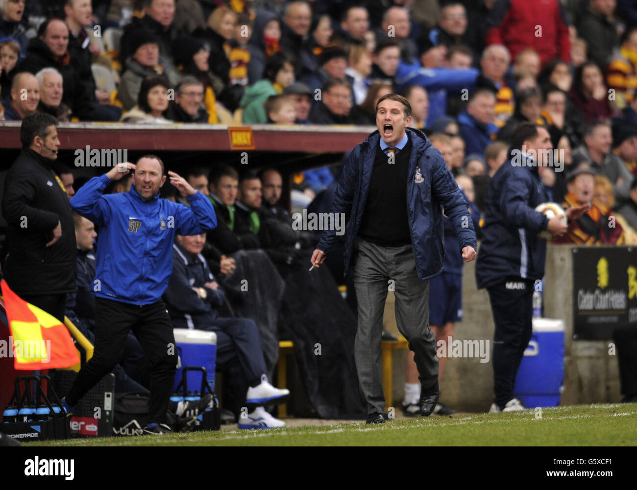 Phil Parkinson de Bradford City fait appel au quatrième officiel lors du match npower football League Two aux stades Coral Windows, Bradford. Banque D'Images