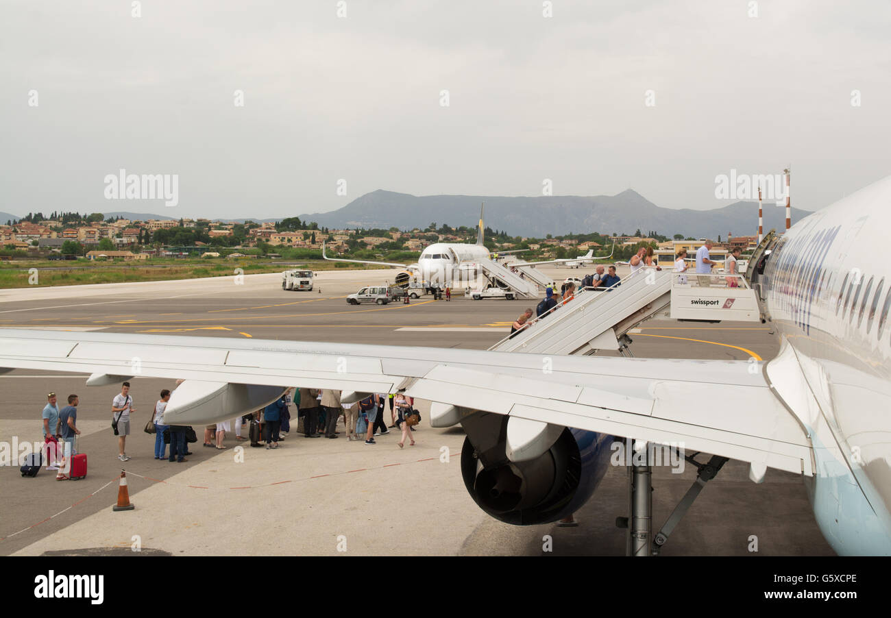 L'aéroport de Corfou - l'arrivée et au départ des vacanciers sur deux plans de Thomas Cook Banque D'Images