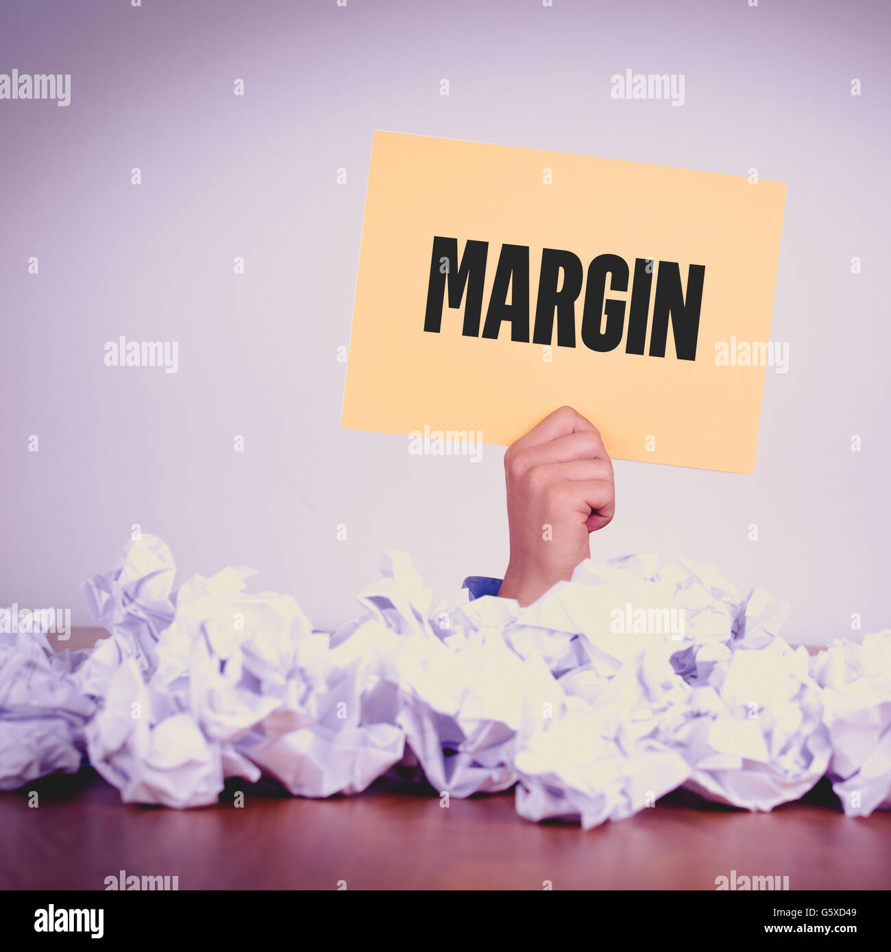 Main tenant DU PAPIER JAUNE AVEC MARGINCONCEPT Banque D'Images