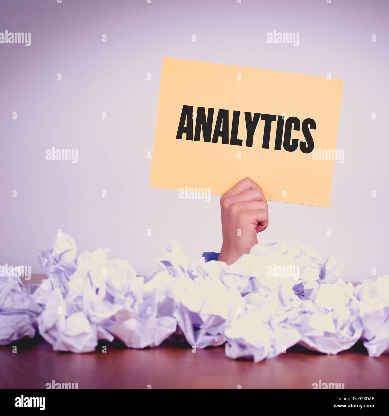 Main tenant DU PAPIER JAUNE AVEC ANALYTICSCONCEPT Banque D'Images