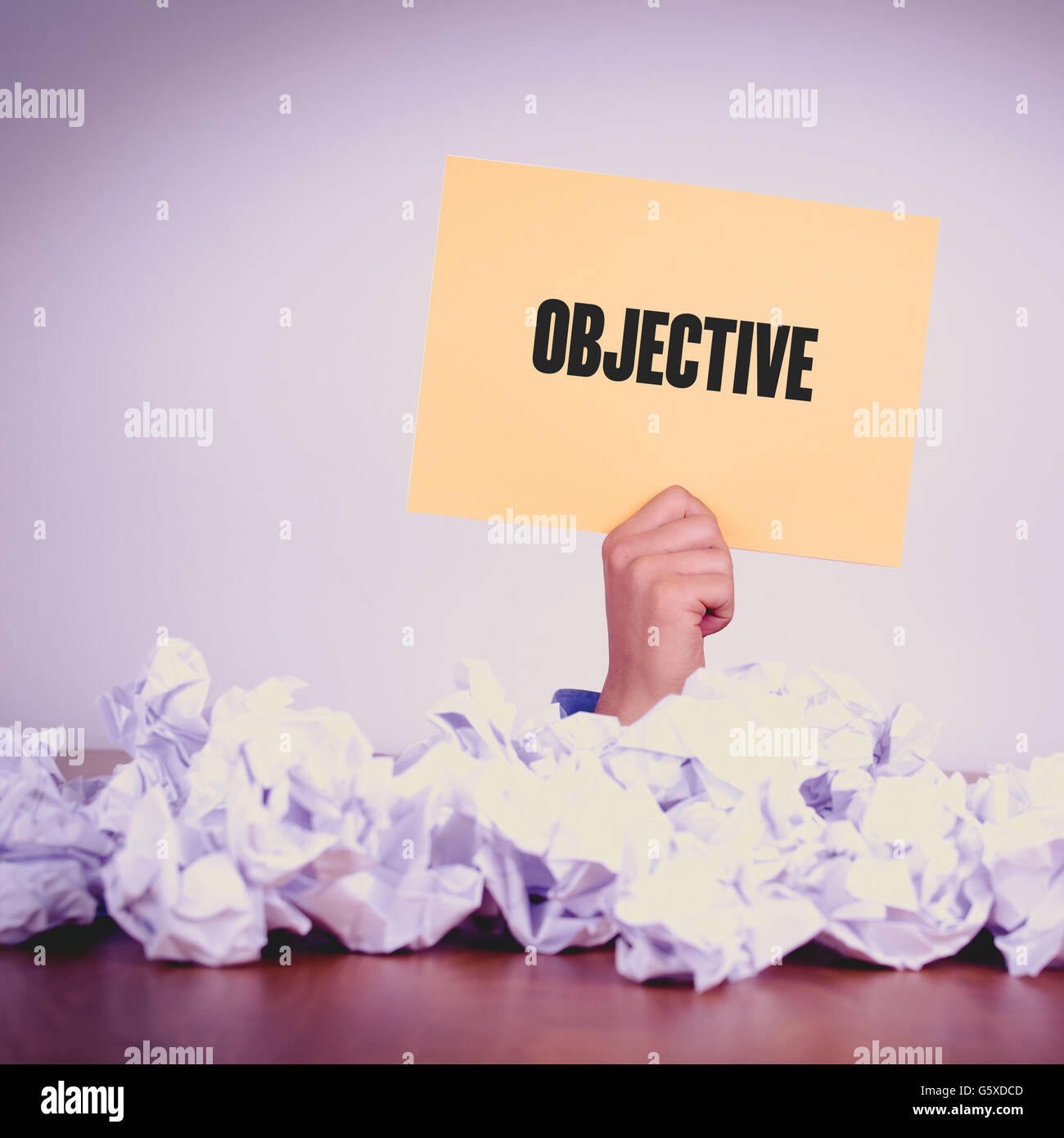Main tenant DU PAPIER JAUNE AVEC OBJECTIVECONCEPT Banque D'Images