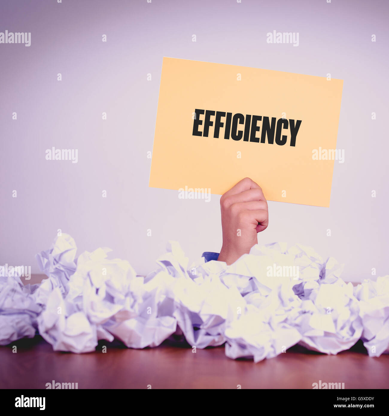 Main tenant DU PAPIER JAUNE AVEC EFFICIENCYCONCEPT Banque D'Images