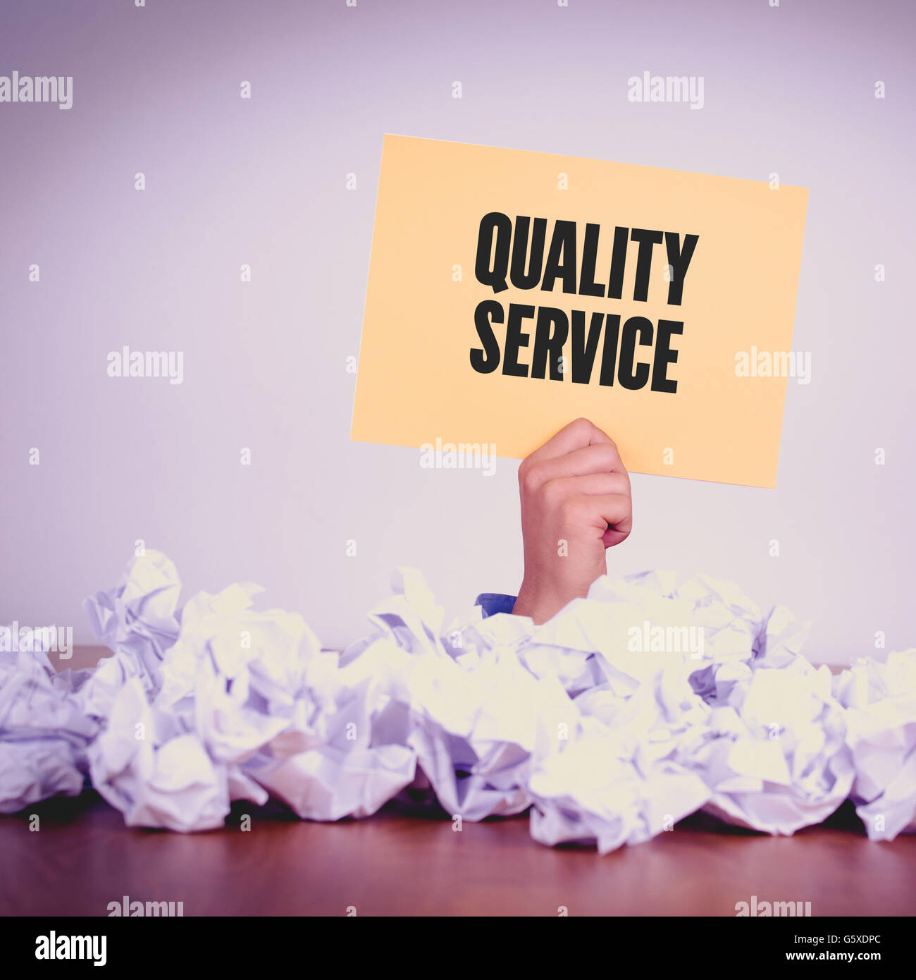 Main tenant DU PAPIER JAUNE AVEC SERVICECONCEPT QUALITÉ Banque D'Images