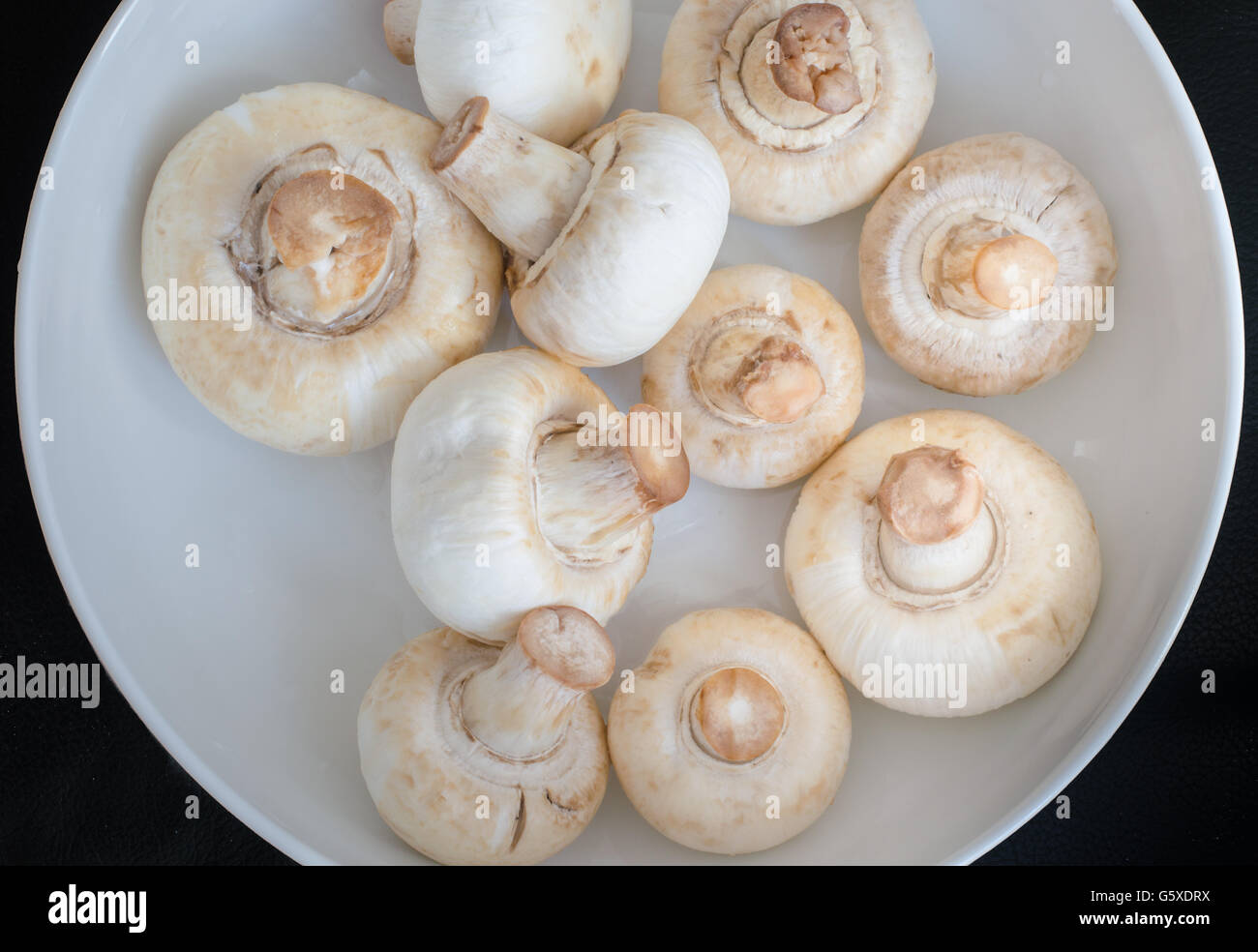 Vue de dessus de champignons frais tranchés avant la cuisson Banque D'Images