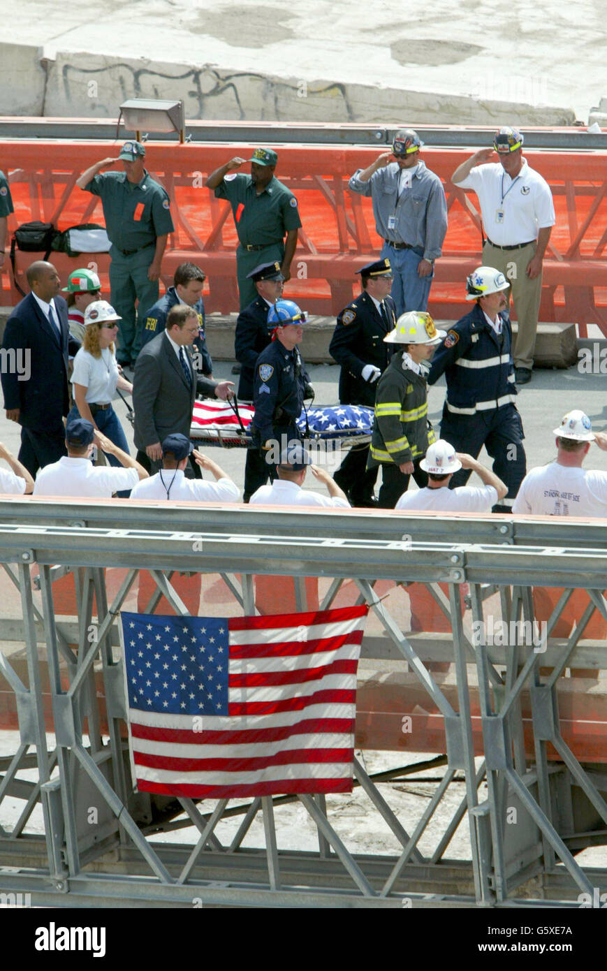 Une civière vide, pour symboliser les restes non récupérés de victimes encore disparues du 11 septembre, est transportée vers une ambulance d'attente au cours d'une cérémonie pour mettre officiellement fin à l'effort de rétablissement au site du World Trade Center à New York. Banque D'Images