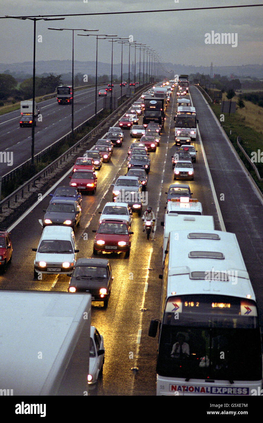 TRAFIC CHA0S SUR LA M1 À LA SORTIE 24 À KEGWORTH, LEICESTERSHIRE.L'AUTOROUTE A ÉTÉ FERMÉE SAMEDI POUR LA DÉMOLITION D'UNE PASSERELLE ET LA CONSTRUCTION D'UNE NOUVELLE PASSERELLE POUR LA M42. Banque D'Images