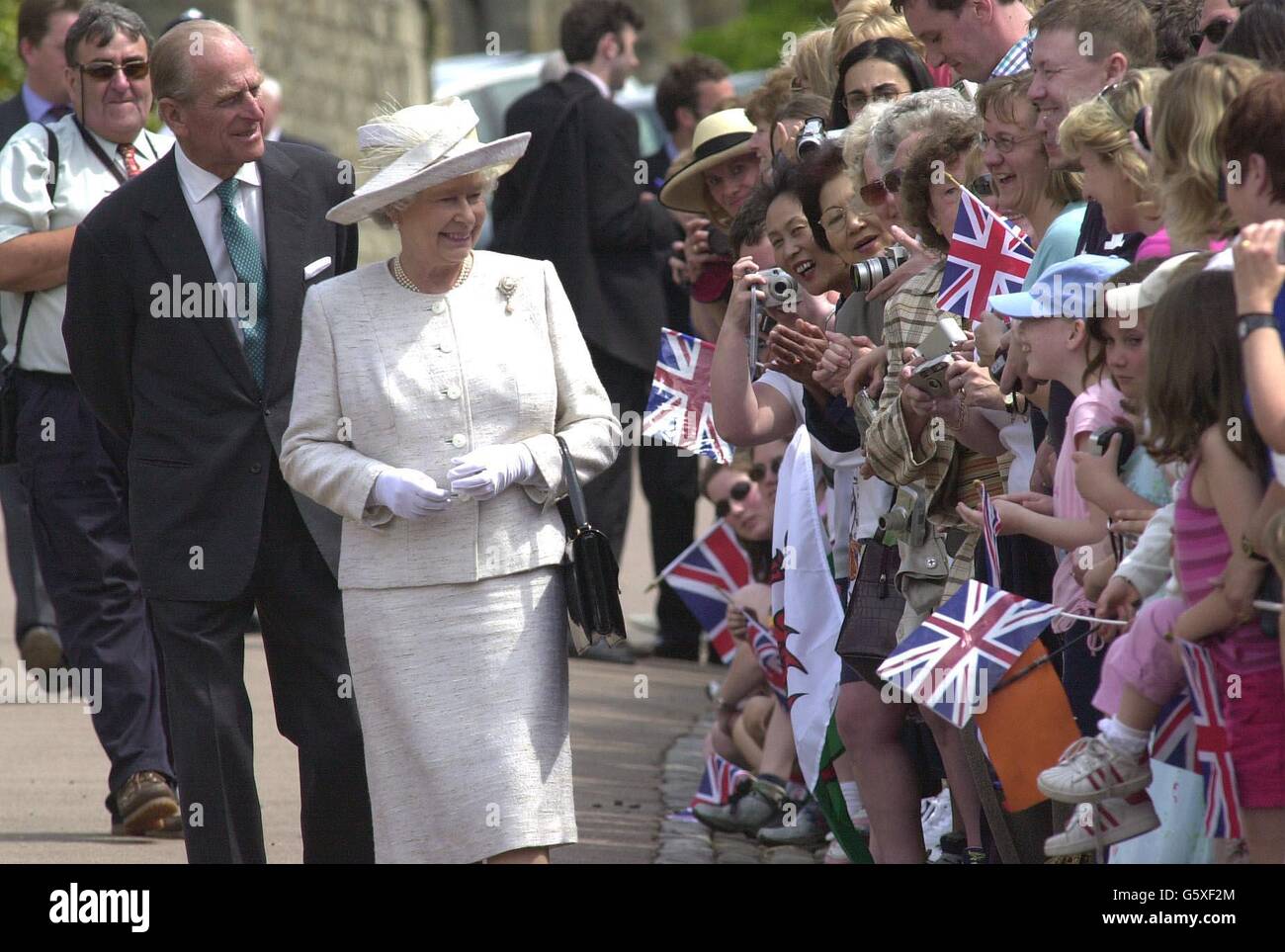 La reine Elizabeth II et le duc d'Édimbourg accueillent les foules dans le parc du château de Windsor, Berkshire, après avoir assisté à un service du dimanche jubilé d'or à la chapelle Saint-Georges. Banque D'Images
