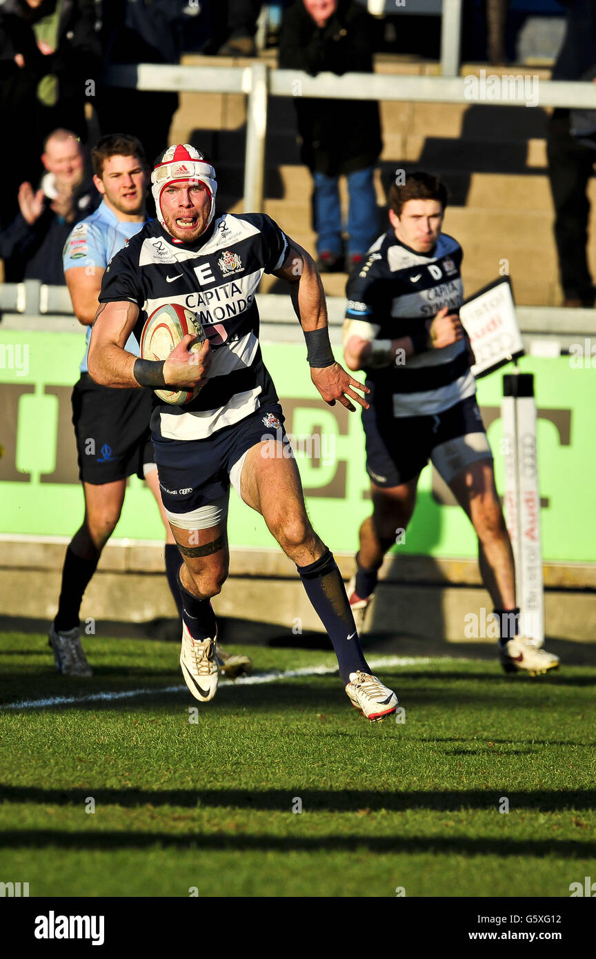 Ryan Edwards, de Bristol, franchit la ligne et marque un essai lors du match du championnat RFU au Memorial Stadium, à Bristol. Banque D'Images