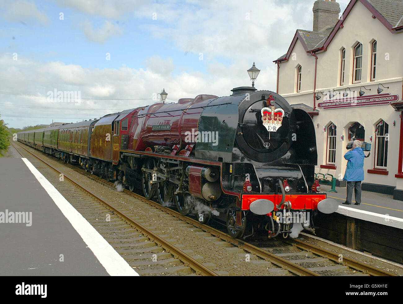 Le train Royal transporté par une machine à vapeur se trouve à la gare de Llanfair PG à Anglesey, dans le nord du pays de Galles, au début de la dernière étape de la tournée du Jubilé d'or de la Reine au Royaume-Uni.C'est la première fois que la vapeur a été utilisée pour transporter le train Royal en plus de 35 ans.* la locomotive utilisée, la duchesse de Sutherland, a été construite à Crewe en 1938 et est membre de la classe de Princess Coronation des locomotives - toute la classe étant ainsi nommée en célébration du couronnement de 1937 du roi George VI et de la reine Elizabeth.Llanfair PG est une abréviation du village qui possède la plus longue place Banque D'Images