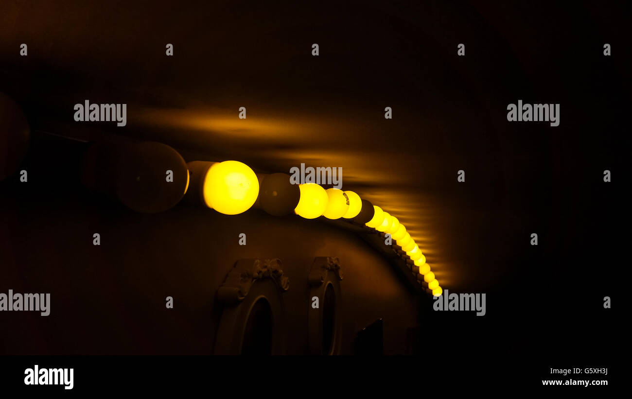 Ampoules dans une pièce sombre Banque D'Images