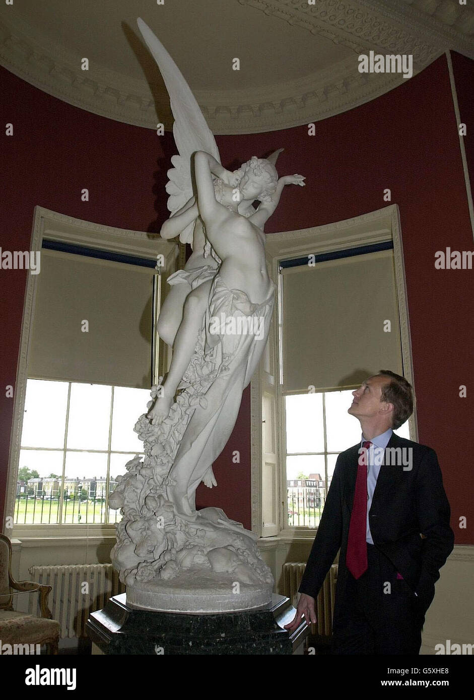 Le directeur général du patrimoine anglais, Dr Simon Thurley, inspecte une partie de la collection Wernher, l'Amour de l'Ange, une statue de Giulio Bergonzoli exposée à la Maison des Rangers de Greenwich, Londres. La collection est ouverte au public le 19 juin 2002. Banque D'Images