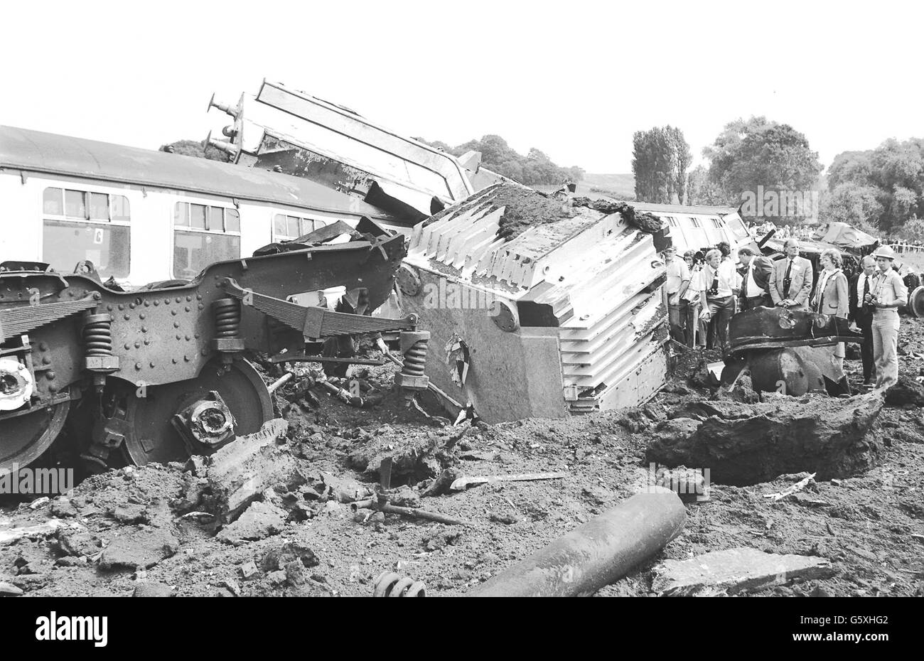 La scène après l'accident organisé par la centrale électrique entre un train et un ballon de combustible nucléaire (centre intact) pour montrer leur confiance dans le transport du combustible nucléaire usé.Le test a eu lieu à la piste d'essai Old Dalby, Melton Mowbray, Leics. Banque D'Images