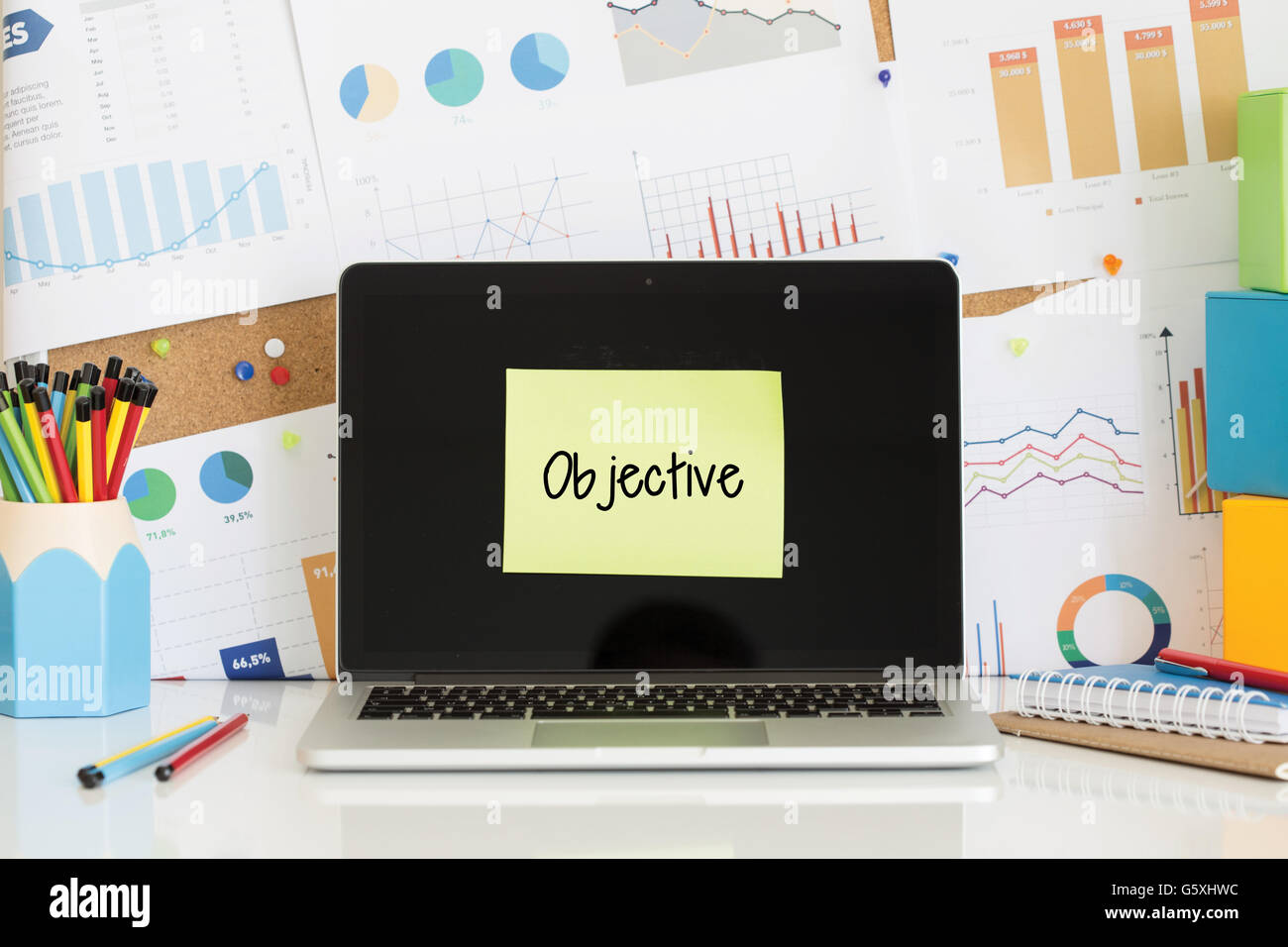 Objectif post-it collé sur l'écran de l'ordinateur portable Banque D'Images