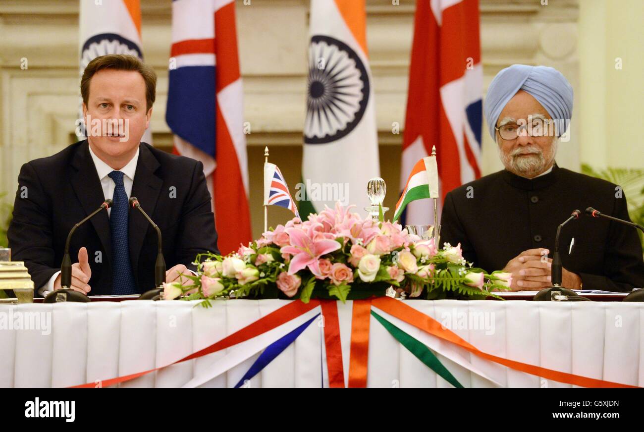 Le Premier ministre David Cameron rencontre le Premier ministre indien Manmohan Singh au bureau du Premier ministre à New Delhi, en Inde, au cours du deuxième jour d'une visite de trois jours dans le pays. Banque D'Images