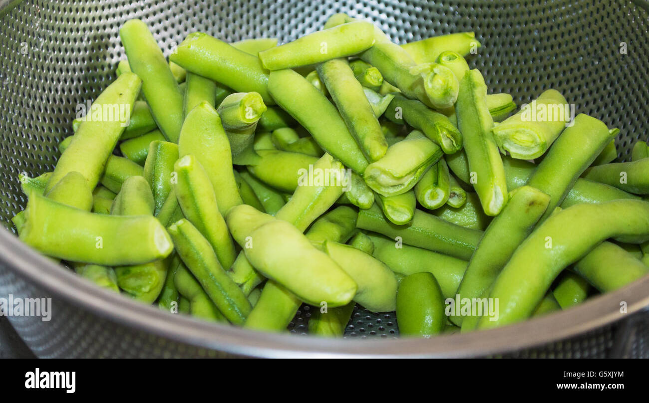 Close up of green beans dans une passoire Banque D'Images
