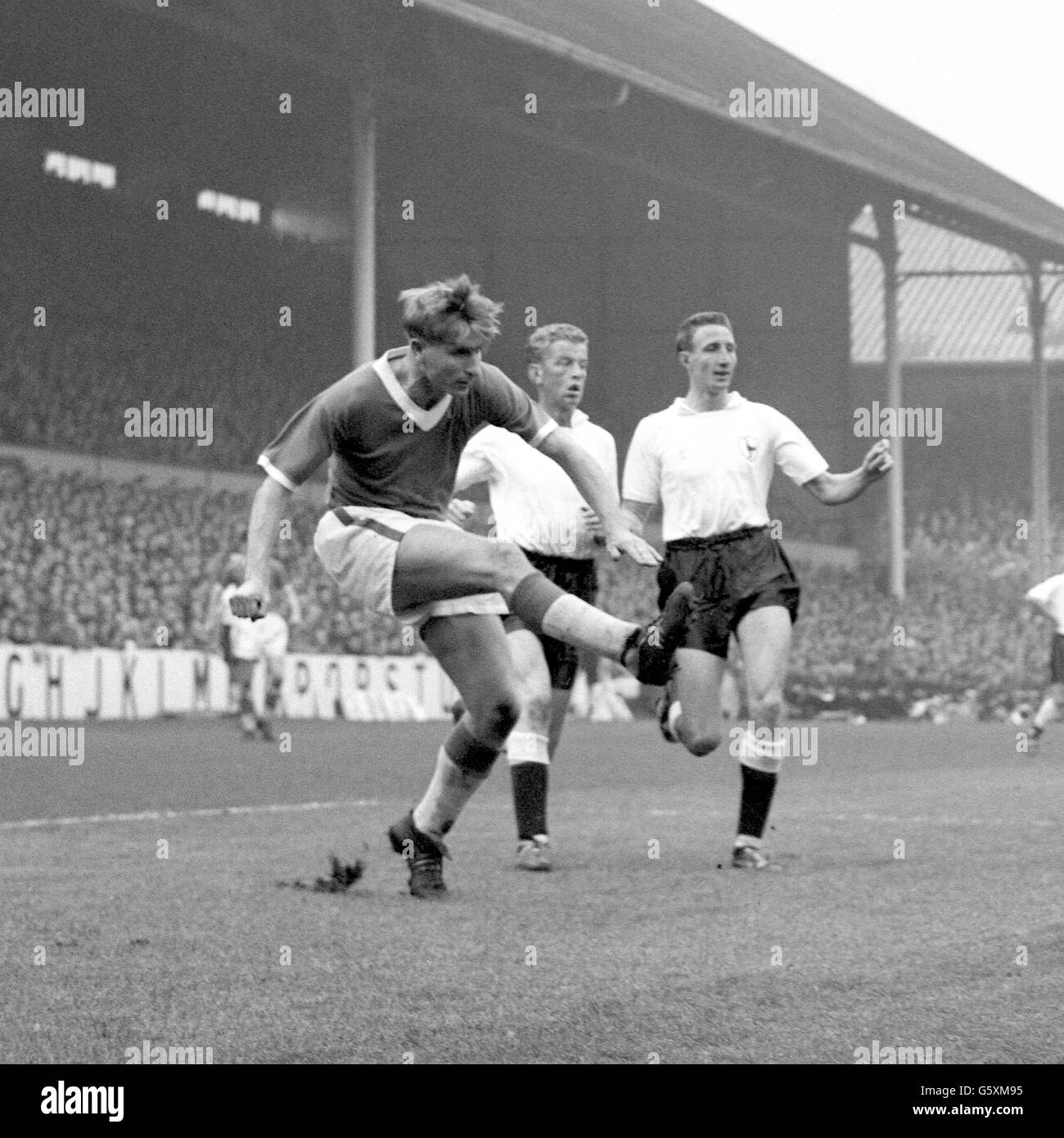 Les défenseurs de Tottenham Hotspur Mel Hopkins (r) et John Ryden ne peuvent que regarder Dave Hickson dans son tir qui a été exploité par l'intérieur droit Jimmy Harris (non illustré) pour marquer le premier but d'Everton. Banque D'Images
