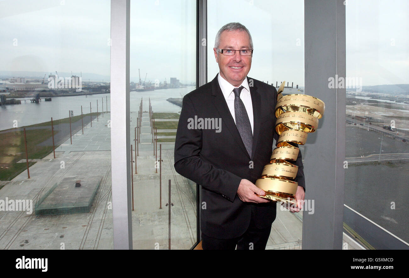 Stephen Roche détient le trophée Giro d'Italia dans le bâtiment Titanic de Belfast, les organisateurs ayant confirmé que le prestigieux Giro d'Italia commencera en Irlande l'année prochaine. Banque D'Images