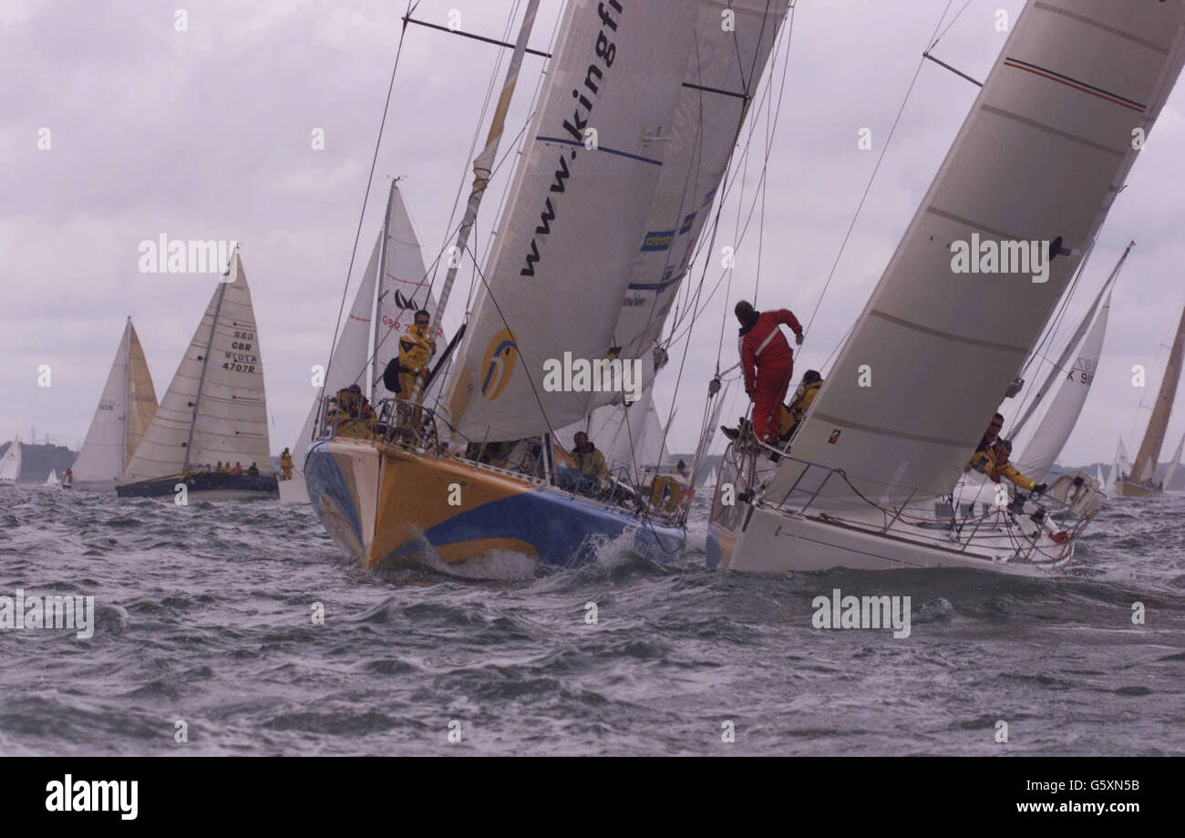 Yachts la femme Ellen MacArthur dirige son Kingfisher Open 60 (au centre à gauche) à travers la flotte dans la course ronde de l'île, au large de l'île de Wight. Plus de 1,600 yachts et 13,000 marins ont participé à l'événement annuel de Cowes. *... pour un 50 mille nautique, dans le sens anti-horaire de la navigation de l'île de Wight. Le catamaran de Tracy Edwards Maiden II est retourné dans les eaux britanniques dans la nuit du temps après avoir pris le record de distance navigué en 24 heures depuis le bateau américain PlayStation. Banque D'Images