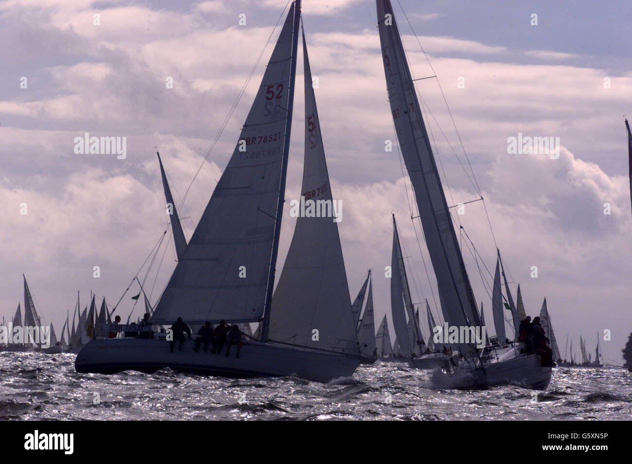 Les yachts participent à la course Round the Island, au large de l'île de Wight. Plus de 1,600 yachts et 13,000 marins ont participé à l'événement annuel de Cowes pour un 50 mille nautique, dans le sens anti-horaire de la navigation de l'île de Wight. * le catamaran de Tracy Edwards Maiden II est retourné dans les eaux britanniques dans la nuit du temps après avoir pris le record de distance navigué en 24 heures depuis le bateau américain PlayStation. Banque D'Images