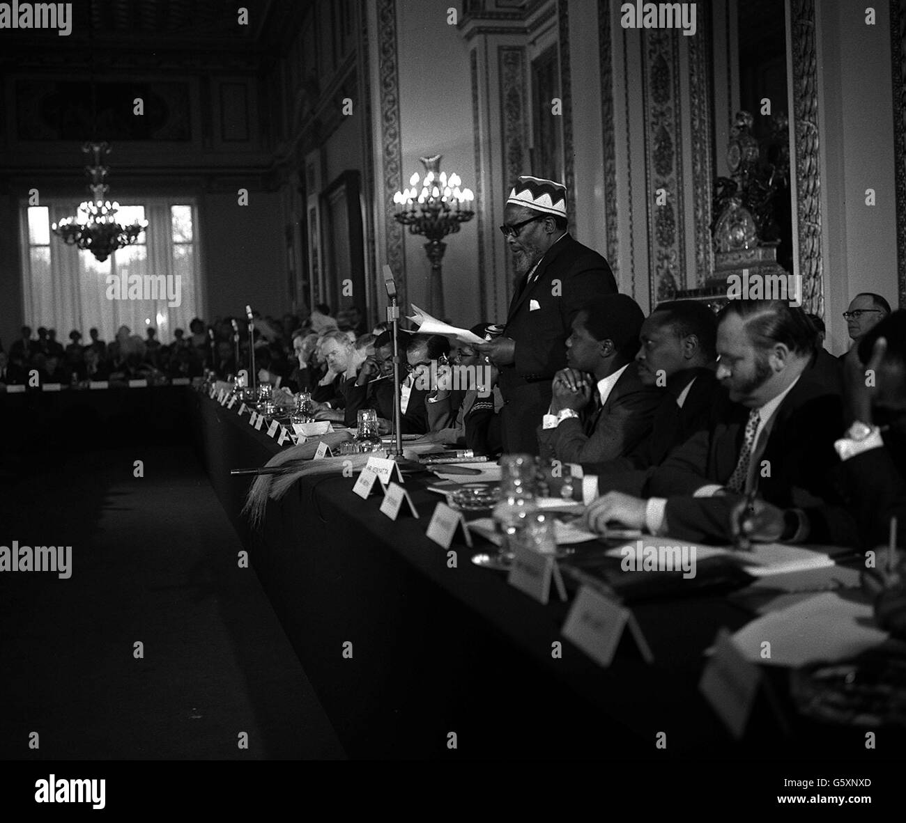 M. Jomo Kanyatta, Président de l'Union nationale africaine du Kenya, s'exprimant lors de la cérémonie de clôture de la Conférence constitutionnelle du Kenya à Lancaster House, Londres. Banque D'Images