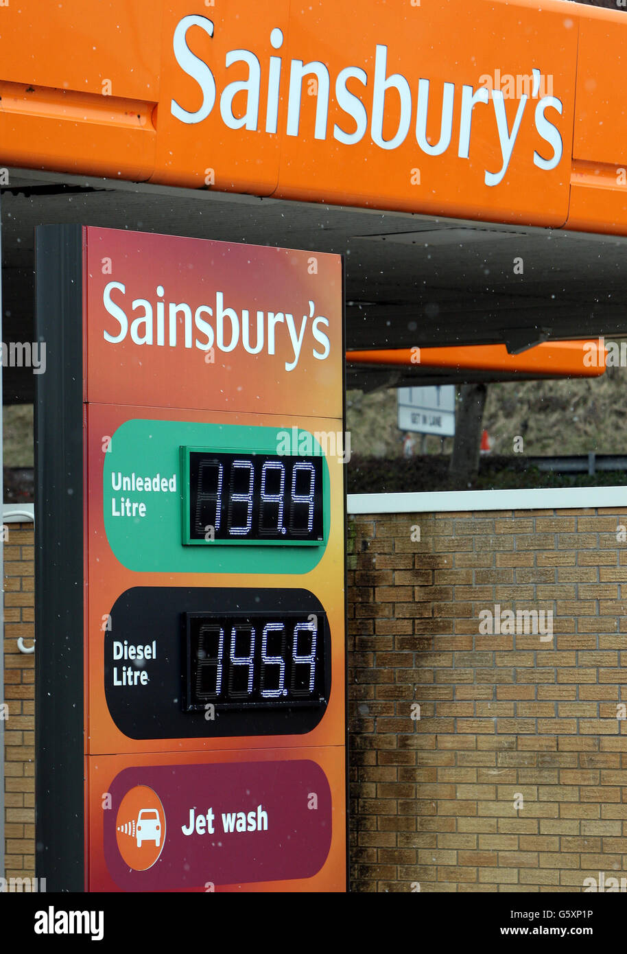 Une vue générale de la station-service de Sainsbury, montrant les prix du carburant et du diesel Banque D'Images