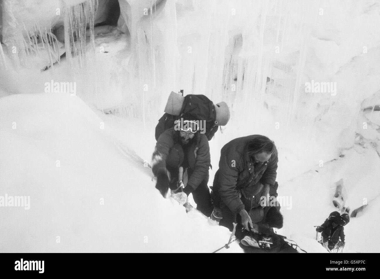 Doug Scott et Hamish MacInnes dans une icefall sur Mount Everest Banque D'Images