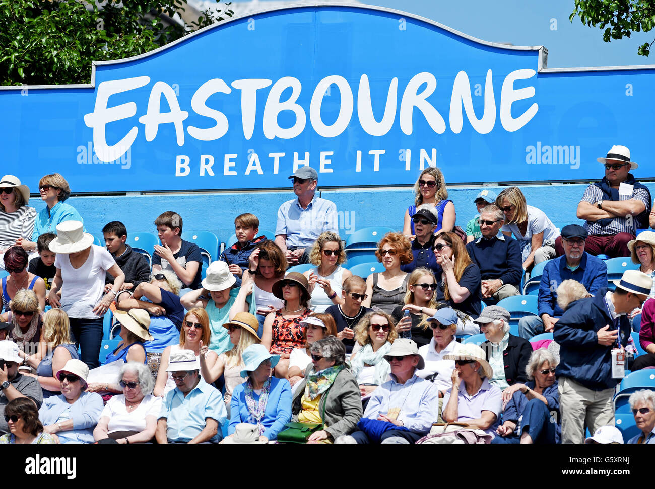 Fans apprécier le beau temps ensoleillé au tournoi de tennis International Aegon à Devonshire Park, à Eastbourne. Le 21 juin 2016. Simon Dack / Images téléobjectif Banque D'Images