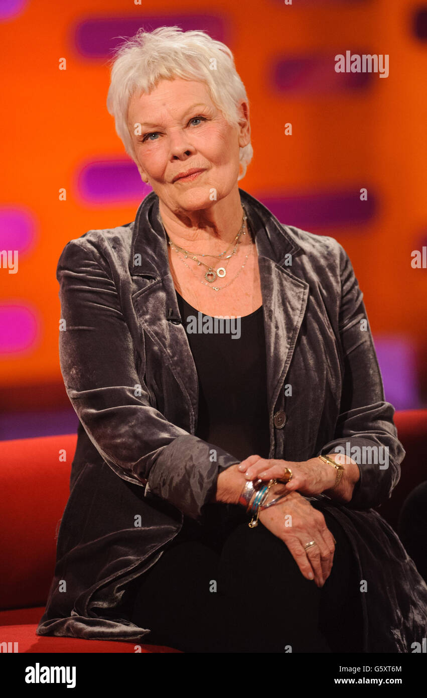 Dame Judi Dench pendant le tournage du Graham Norton Show aux London Studios qui sera diffusé le vendredi 1er mars. Banque D'Images