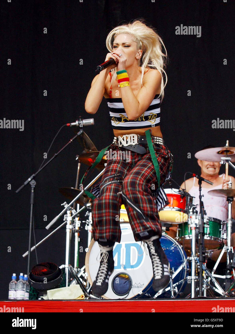 Il ne fait aucun doute que Gwen Stefani se présente au Glastonbury Festival 2002 Banque D'Images