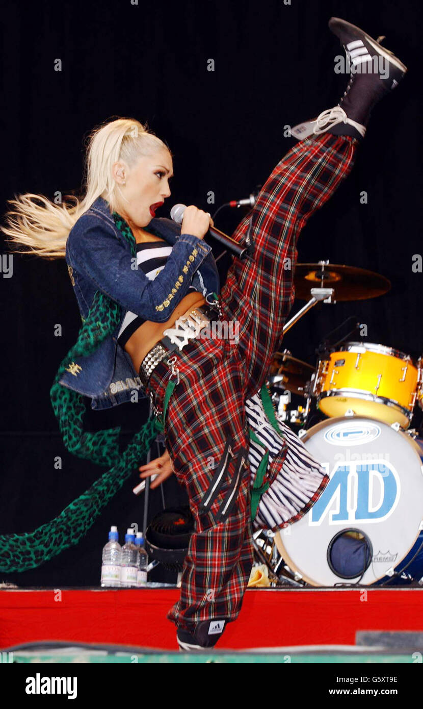 Il ne fait aucun doute que Gwen Stefani se présente au Glastonbury Festival 2002 Banque D'Images