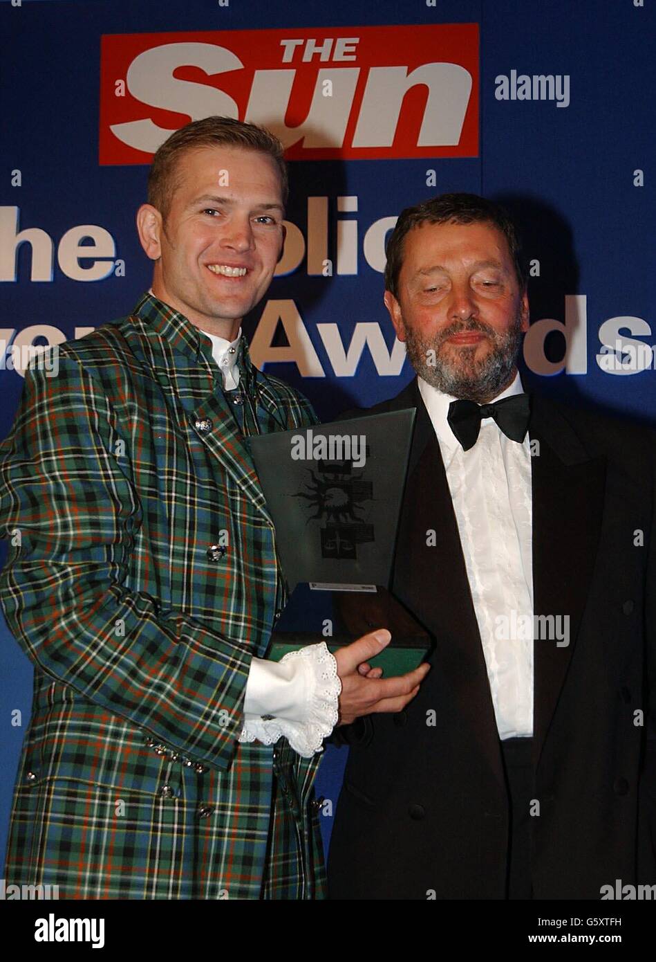 Le DC Mark Scott, de Suffolk, reçoit le prix général du Secrétaire à l'intérieur, David Blunkett, lors des prix annuels de bravoure de police du journal Sun de la Fédération de police, à l'hôtel Dorchester. Banque D'Images