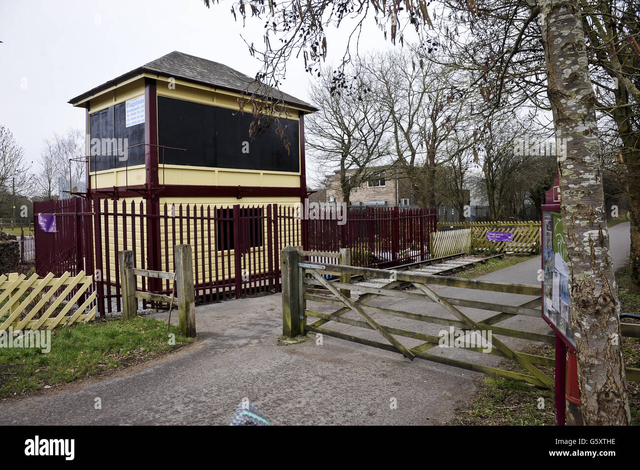 La boîte de signalisation restaurée et conservée sur le chemin de fer de Bristol & Bath, chaleureusement. Le chemin de fer de Bristol & Bath a été construit sur le lit de l'ancien chemin de fer de Midland qui a fermé pour la circulation des passagers à la fin des années 1960. Entre 1979 et 1986, la ligne de chemin de fer a été transformée en chemin de fer par l'organisme caritatif cycliste Sustrans. Le premier tronçon était entre Bath et Bitton où le groupe de campagne, Cyclebag a obtenu la permission de planification pour créer la piste de poussière de 2m de large. La route s'est alors développée vers l'ouest avec Bristol étant la dernière section. Cela a été tamoussé dès le début. Banque D'Images