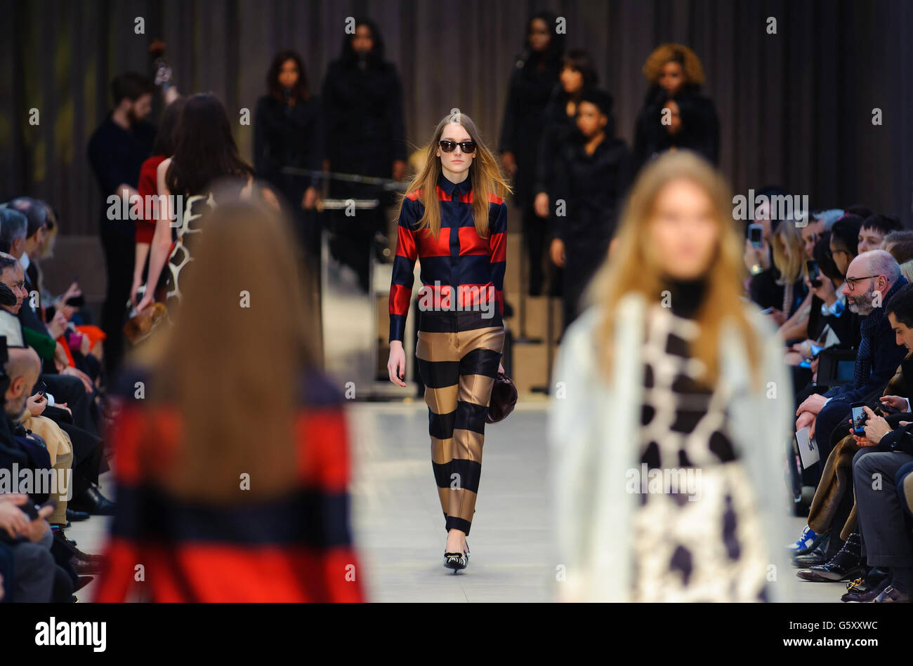 Modèles sur la passerelle pendant le spectacle de la passerelle Burberry Prorsum le quatrième jour de la semaine de la mode de Londres, à Tate Modern, Londres. Banque D'Images