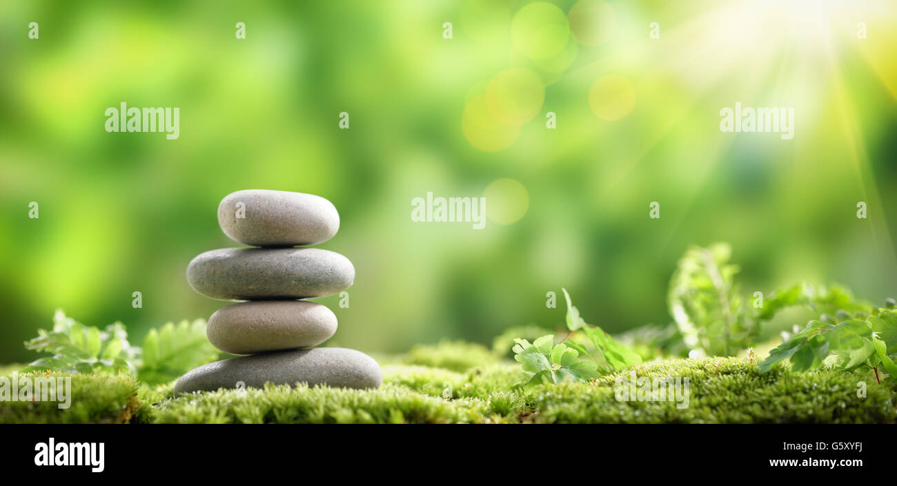 Pile de pierres zen sur fond nature Banque D'Images