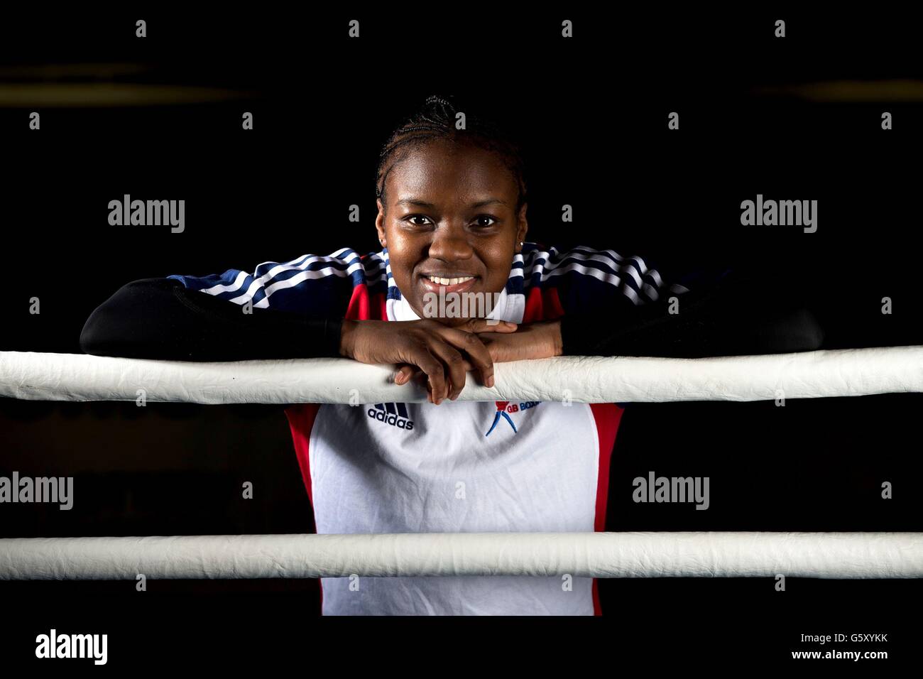 Nicola Adams, en Grande-Bretagne, pose pour des photos après une séance d'entraînement à l'Institut anglais du sport de Sheffield. Banque D'Images