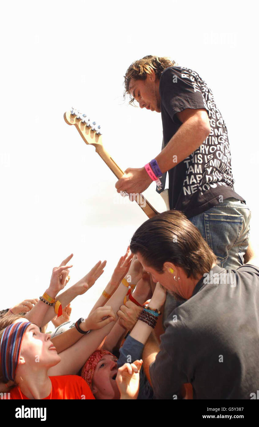 Le chanteur de Bush Gavin Rossdale plonge dans la foule, lors de leur mise sur la Pyramid Stage, au premier jour du Glastonbury Festival dans le Somerset. Banque D'Images